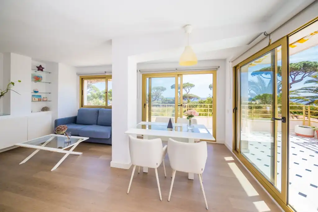 Wohnzimmer von Wohnungen zum Verkauf in Castell d'Aro, Platja d'Aro i s'Agaró mit Klimaanlage, Heizung und Terrasse