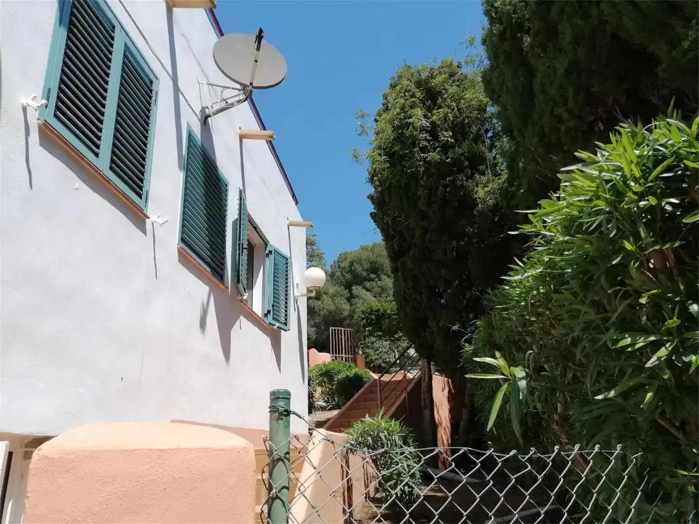 Vista exterior de Casa adosada de lloguer en Moraira amb Aire condicionat, Jardí privat i Traster