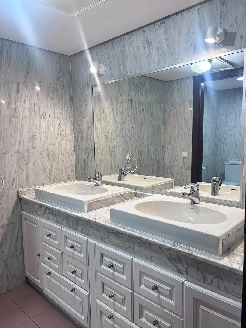 Badezimmer von Wohnung zur Miete in Sevilla mit Klimaanlage, Terrasse und Möbliert
