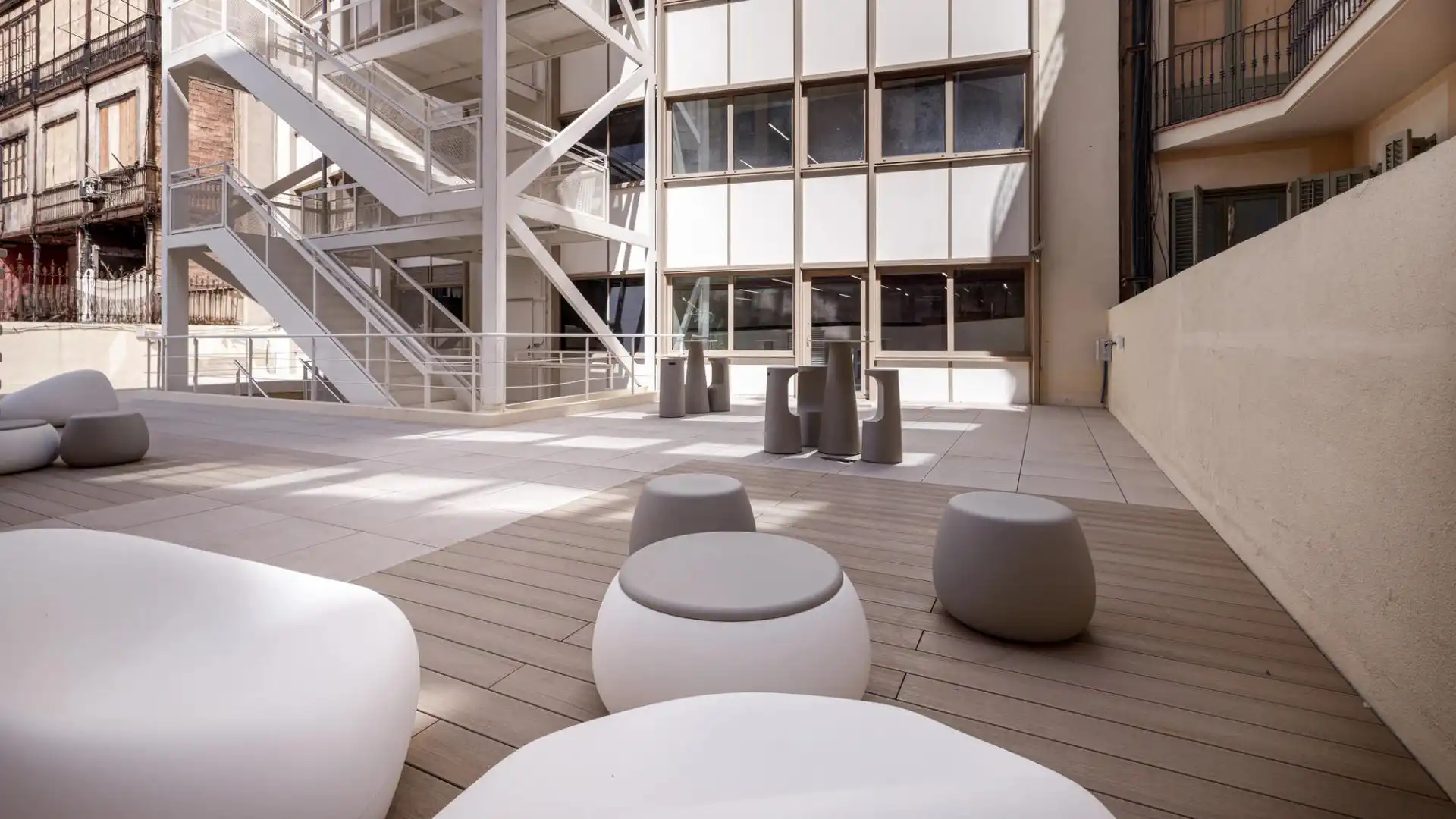 Terrasse von Gebäude zur Miete in Barcelona
