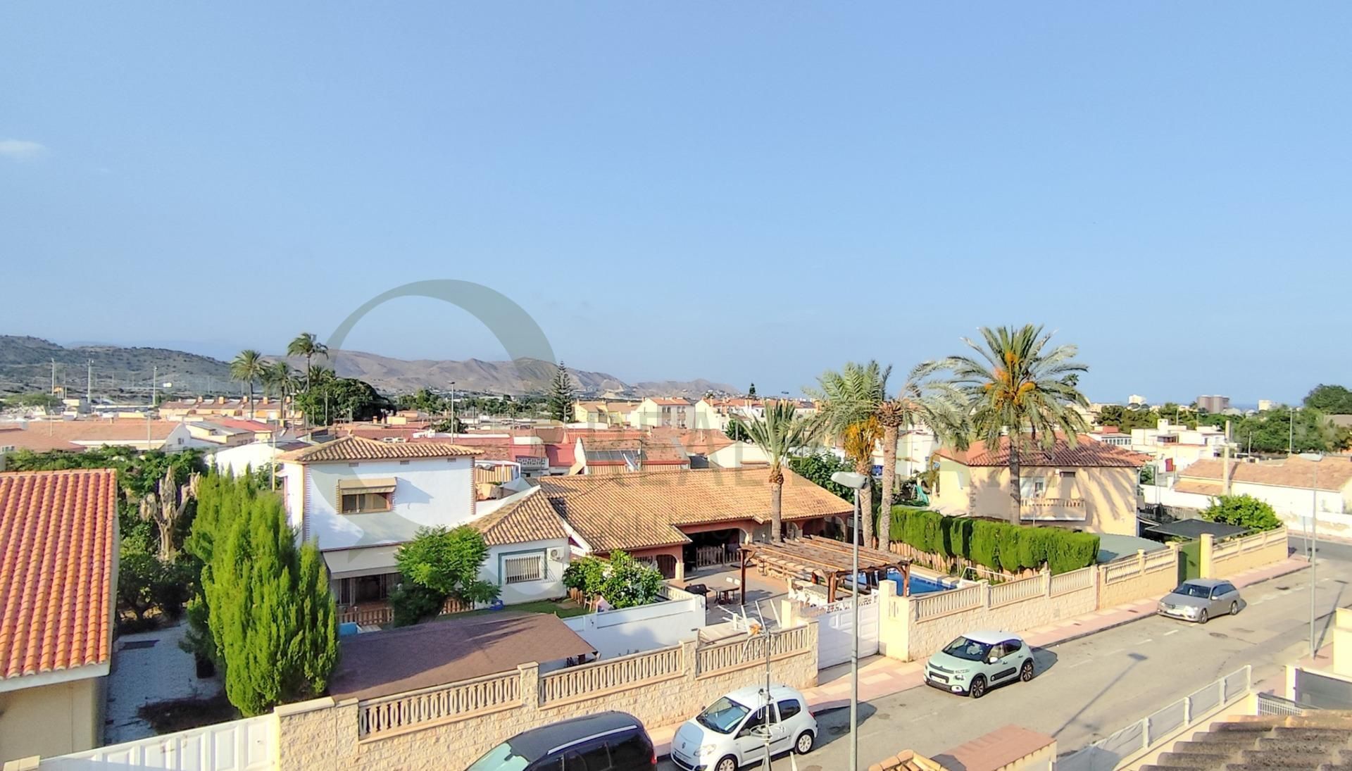 Vista exterior de Casa adosada en venda en El Campello amb Calefacció, Jardí privat i Terrassa