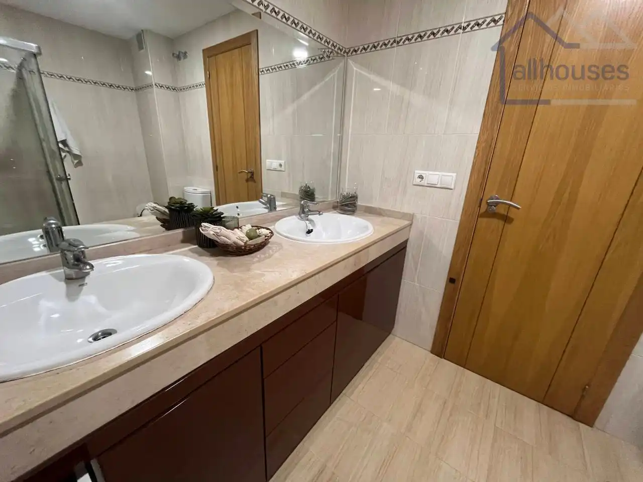 Baño de Apartamento en venta en Vigo  con Calefacción, Piscina y Amueblado