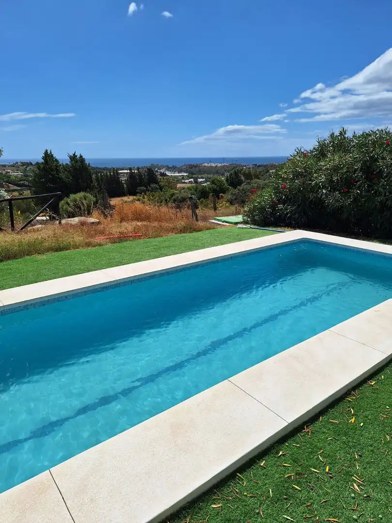 Piscina de Casa adosada en venta en Estepona con Calefacción, Jardín privado y Terraza