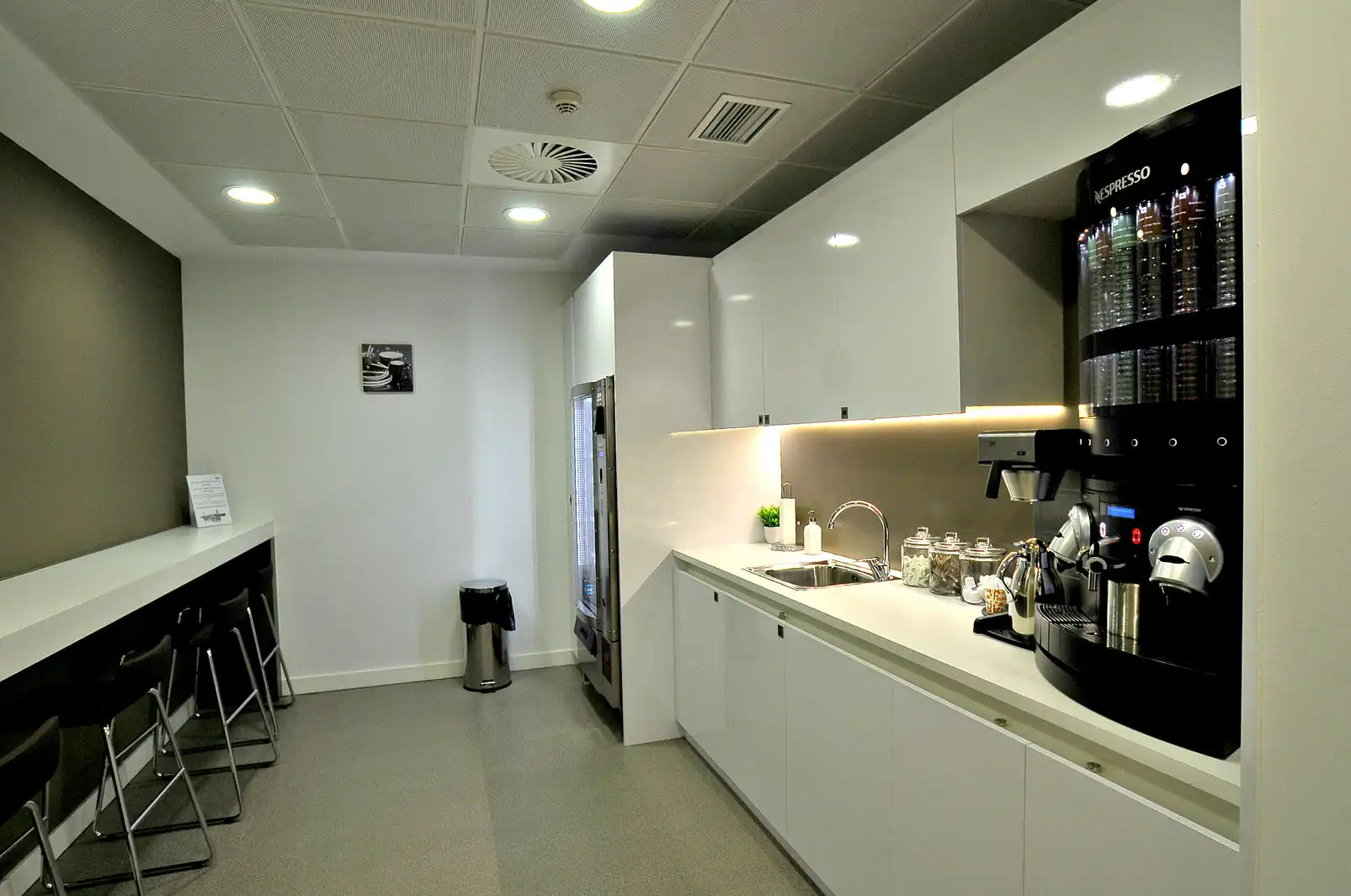 Cocina de Oficina de alquiler en Madrid con Aire acondicionado, Calefacción y Amueblado