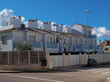 Adossat amb balcó en venda a calle de Xeresa