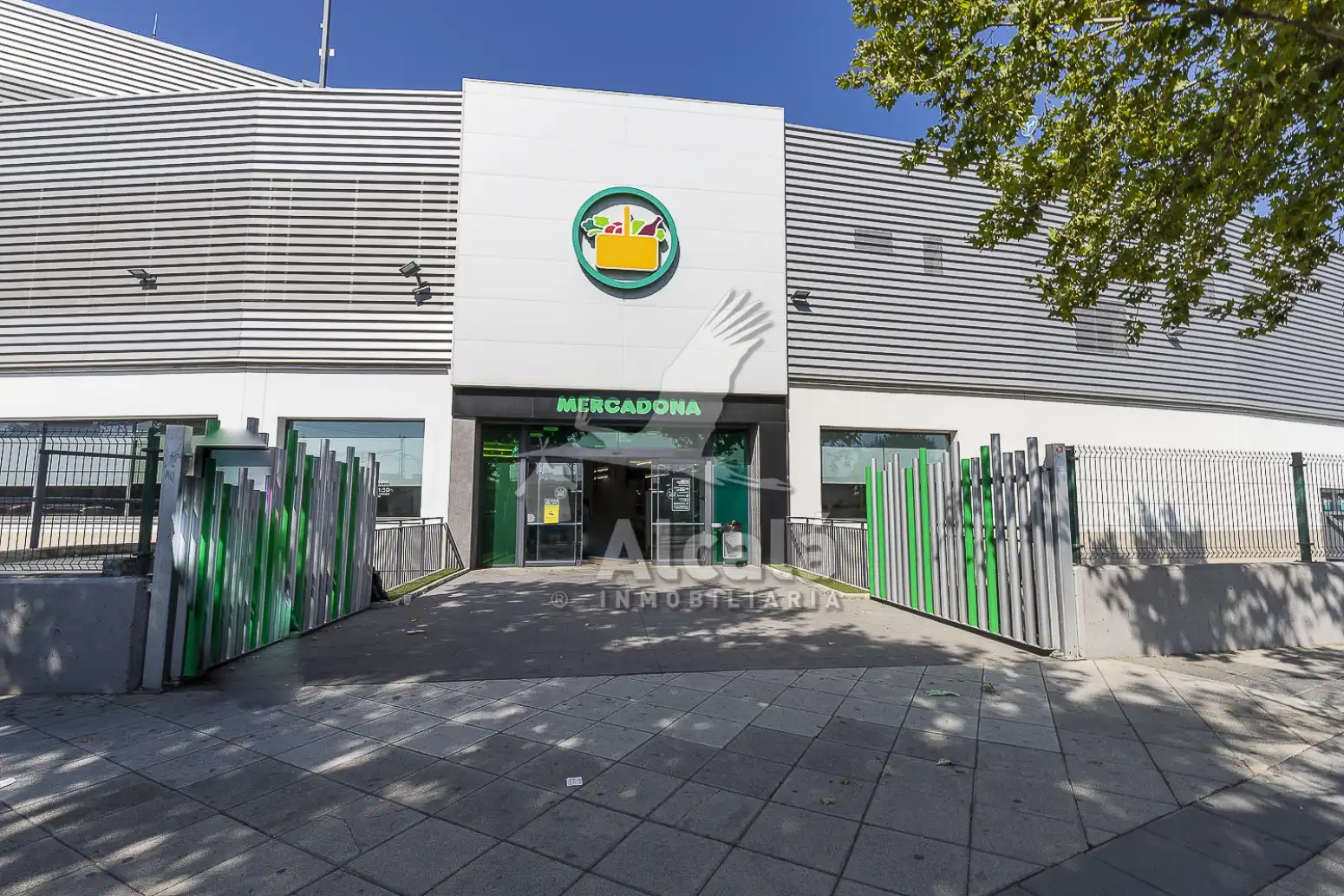 Vista exterior de Piso en venta en Madrid con Calefacción, Jardín privado y Piscina