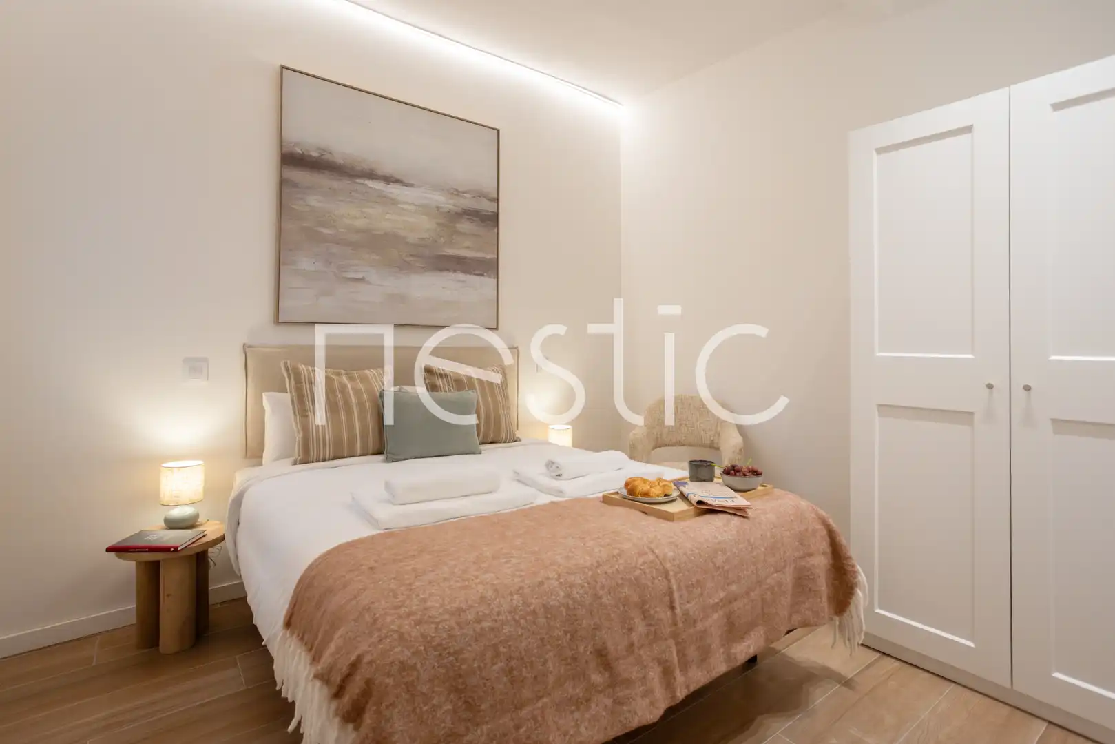 Dormitori de Apartament de lloguer en Madrid amb Aire condicionat, Calefacció i Moblat