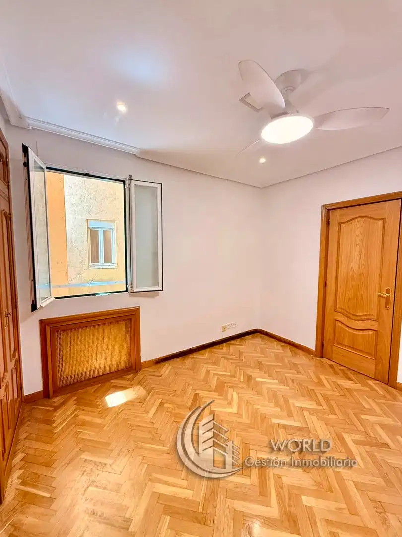 Bedroom of Flat for sale in Madrid  with Air Conditioner and Heating