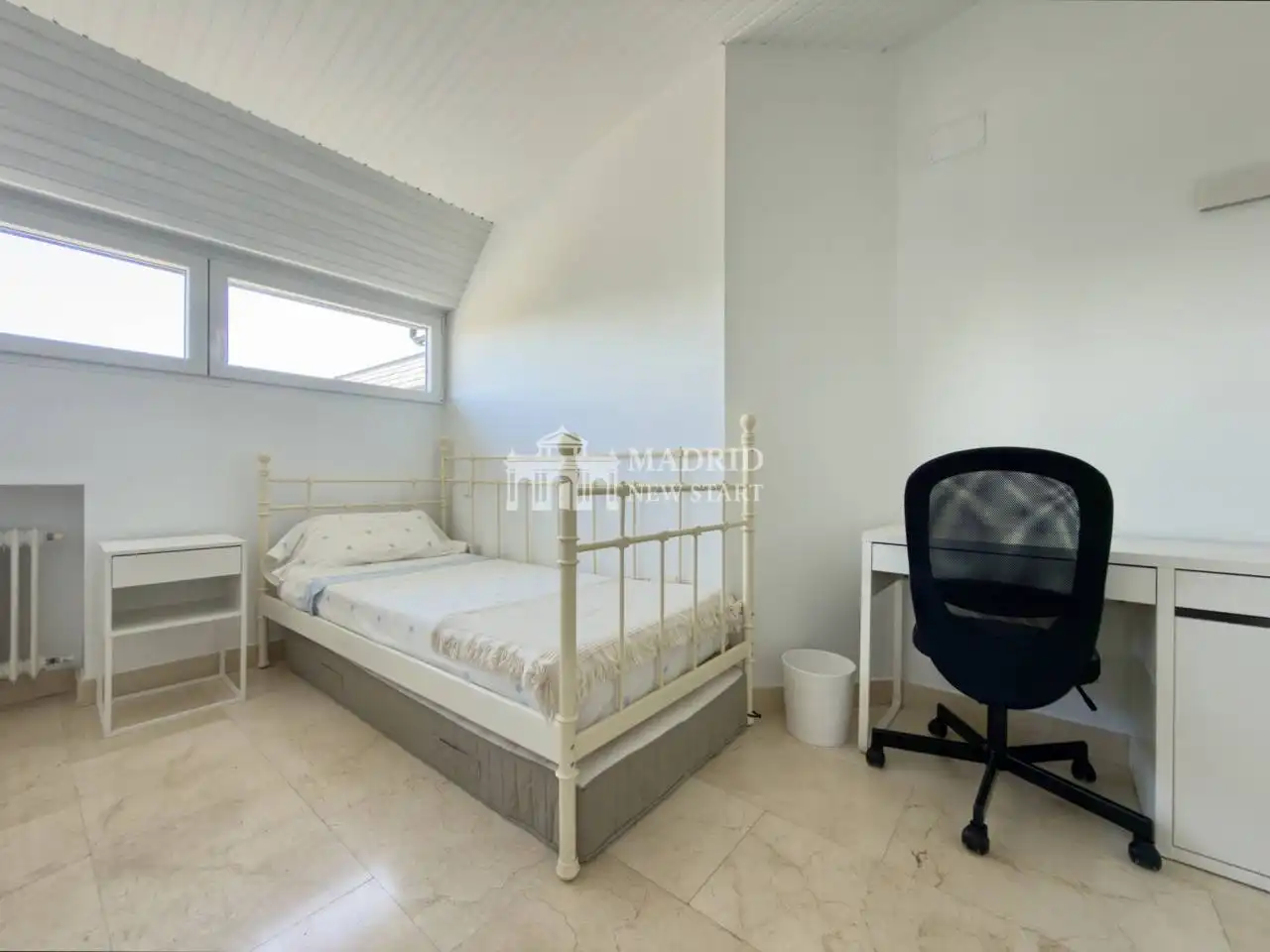 Habitación de Dúplex de alquiler en Madrid con Aire acondicionado, Calefacción y Amueblado