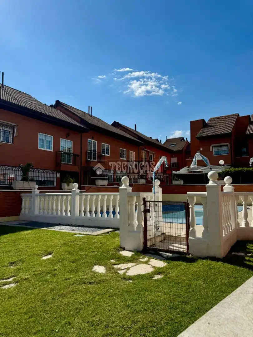 Außenansicht von Einfamilien-Reihenhaus zum Verkauf in Alcalá de Henares mit Klimaanlage, Heizung und Gemeinschaftspool