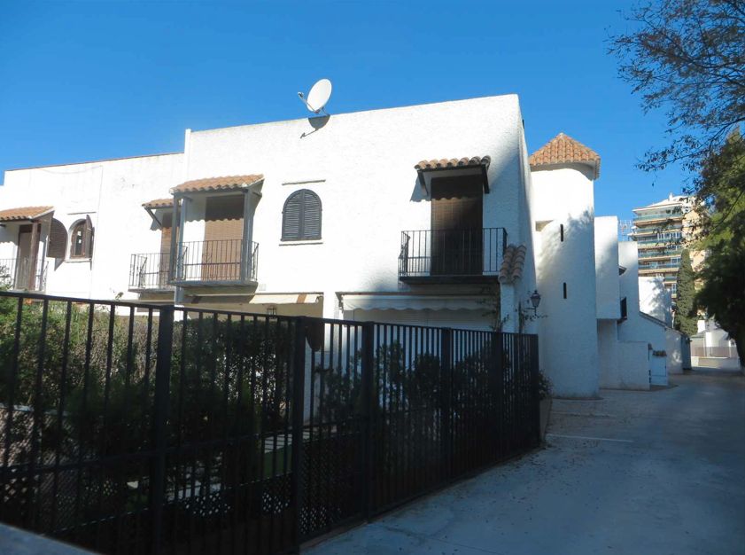 Vista exterior de Casa adosada en venda en Benicasim / Benicàssim amb Terrassa, Moblat i Balcó