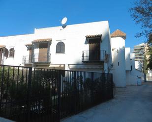 Vista exterior de Casa adosada en venda en Benicasim / Benicàssim amb Terrassa, Moblat i Balcó