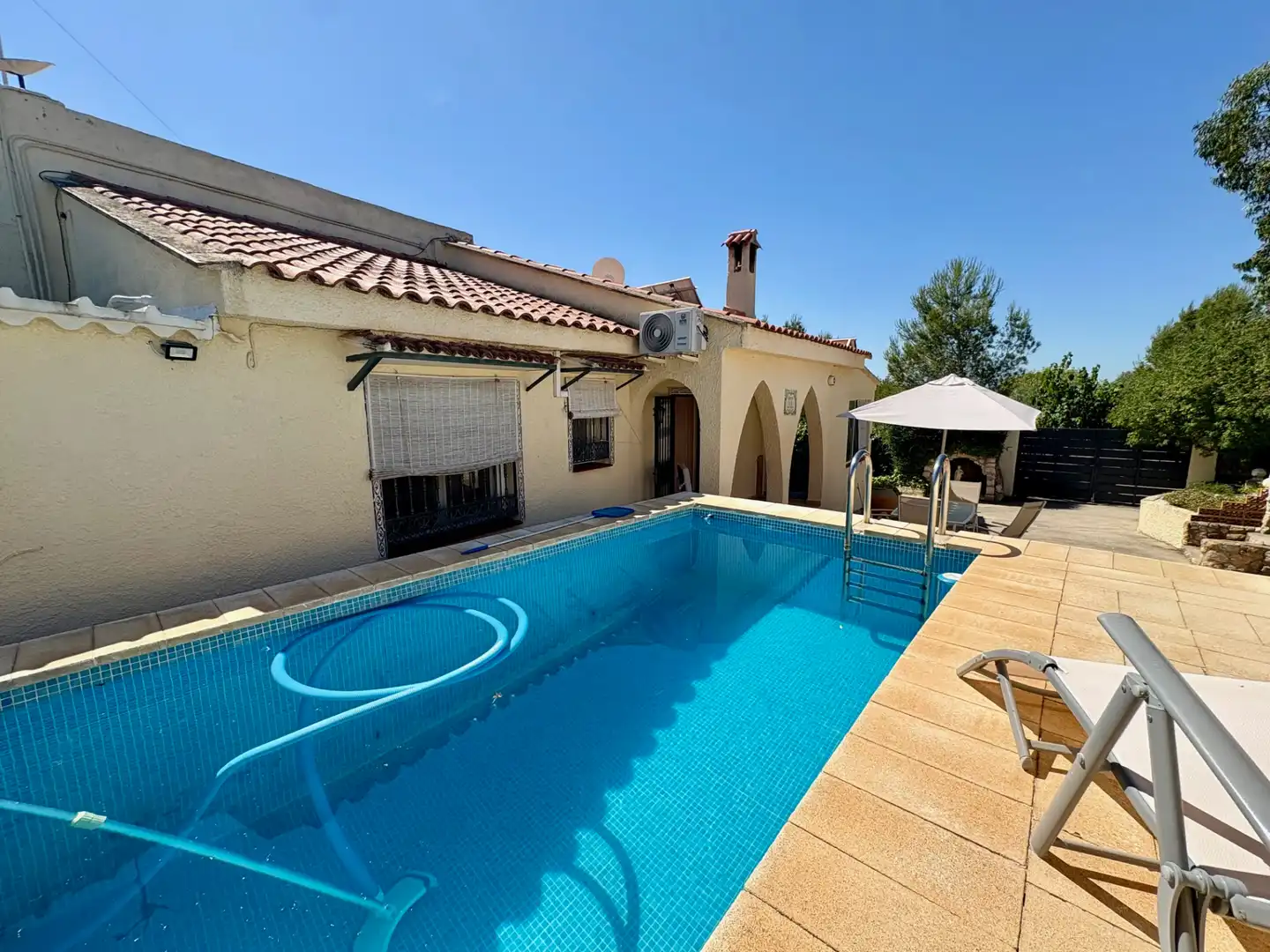 Piscina de Casa o xalet en venda en Cheste amb Aire condicionat, Calefacció i Jardí privat
