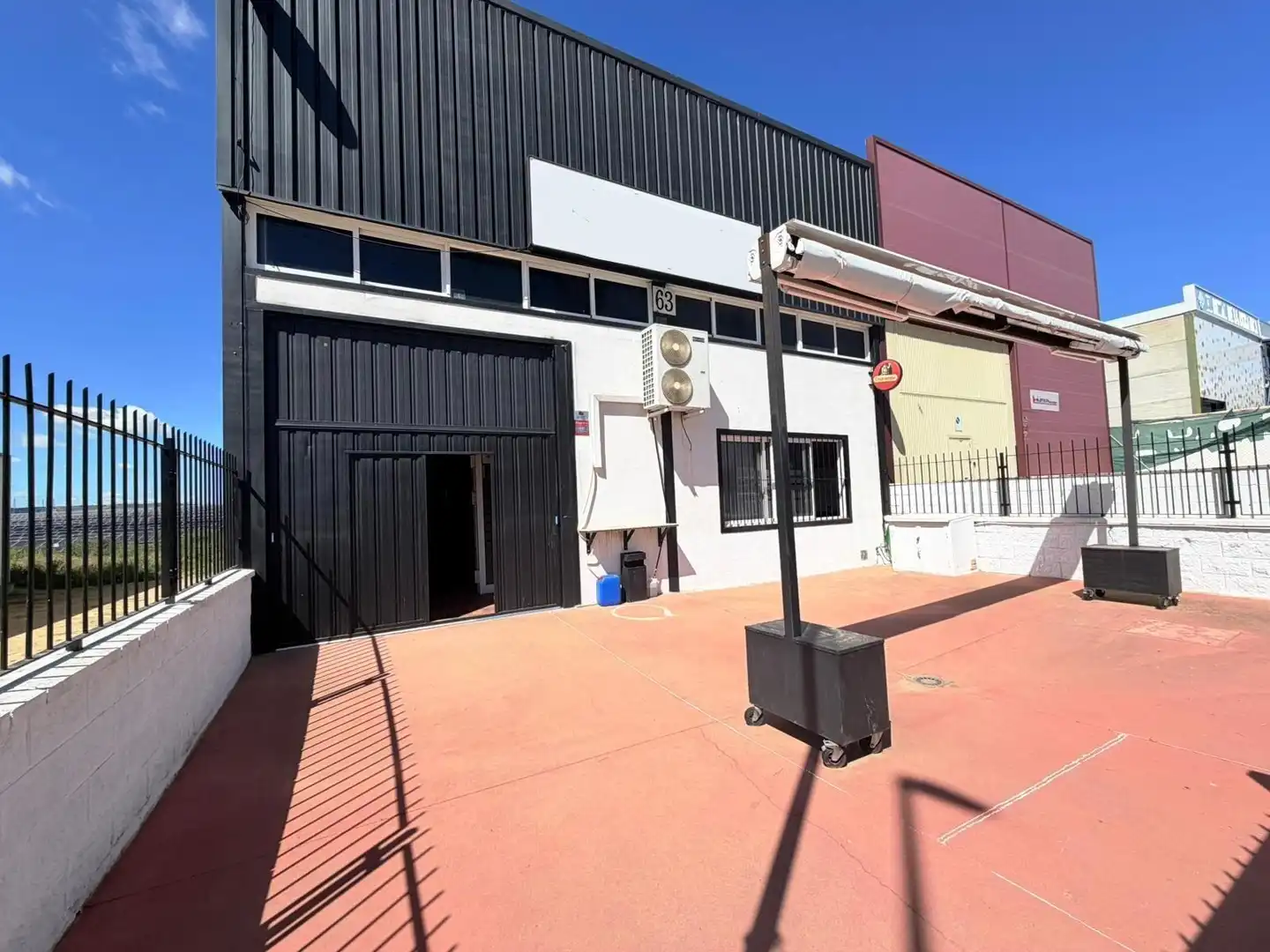 Vista exterior de Nave industrial en venta en Salteras