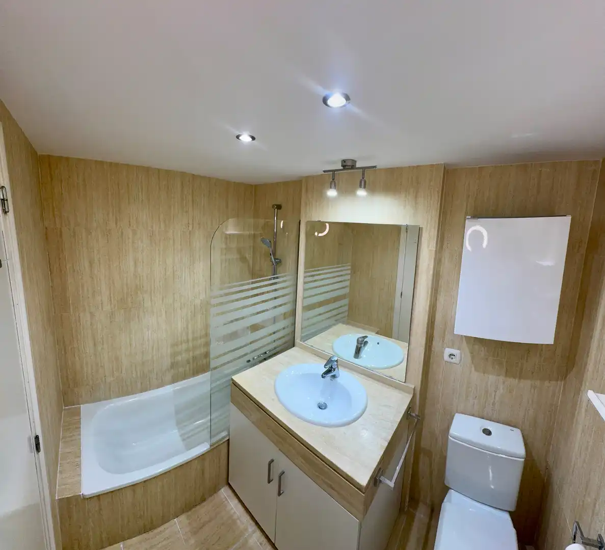 Baño de Piso de alquiler en Bétera con Aire acondicionado, Calefacción y Jardín privado