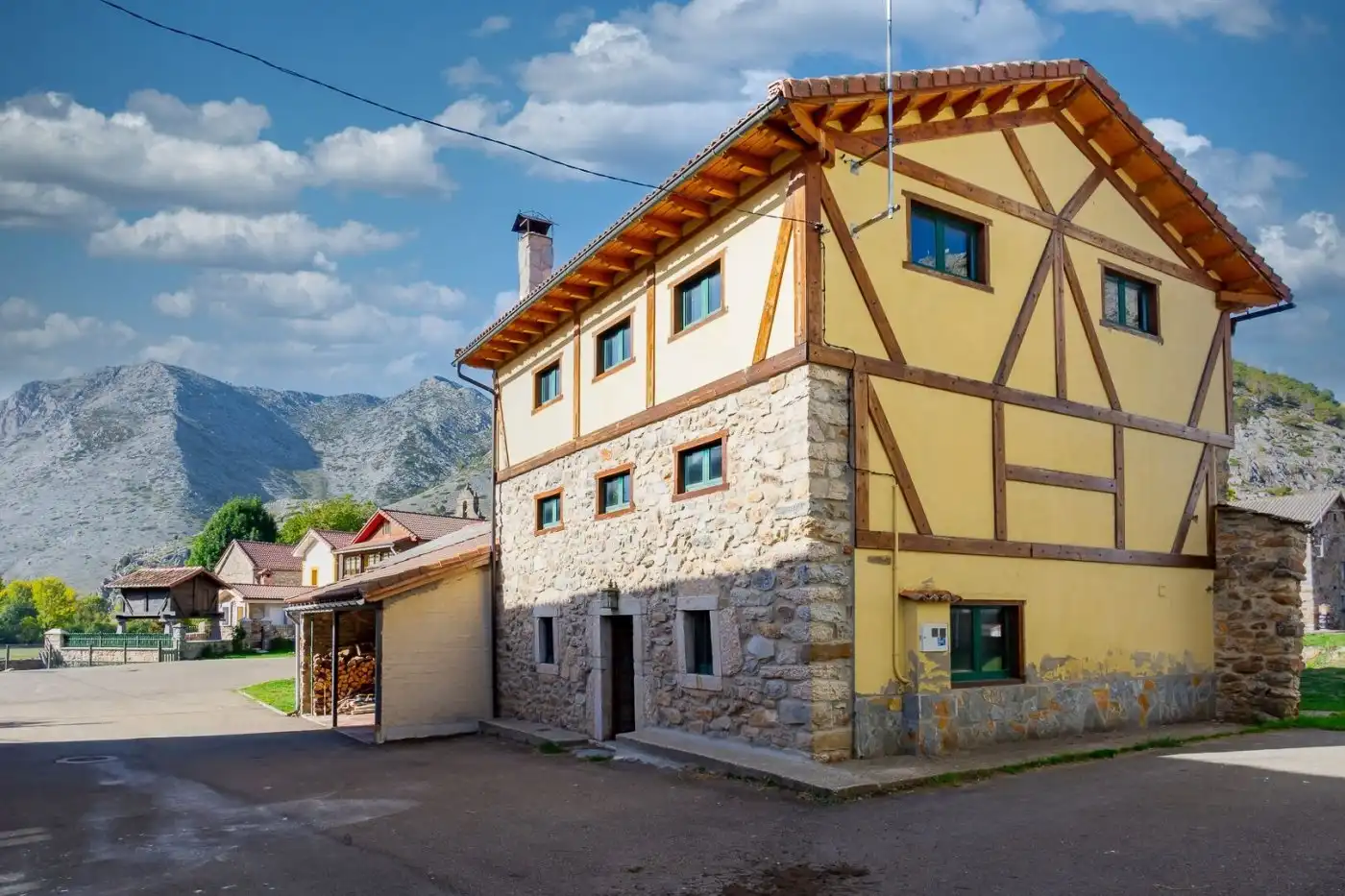 Vista exterior de Casa o chalet en venta en Boca de Huérgano con Trastero y Amueblado