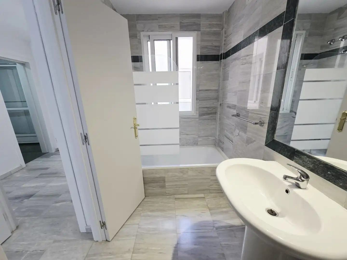 Baño de Piso en venta en Polopos con Terraza y Piscina comunitaria