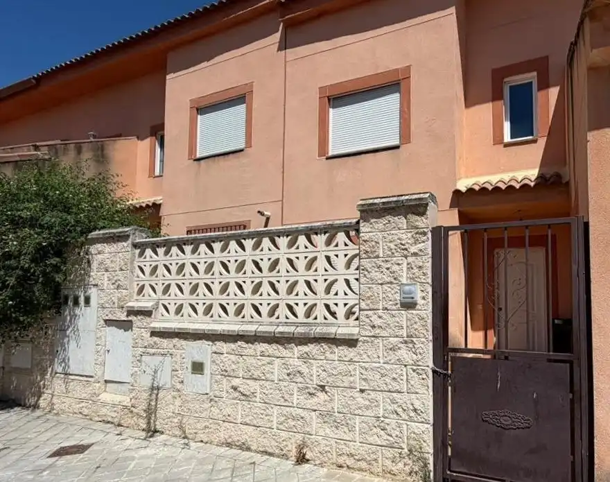 Vista exterior de Casa adosada en venta en Chozas de Canales con Terraza