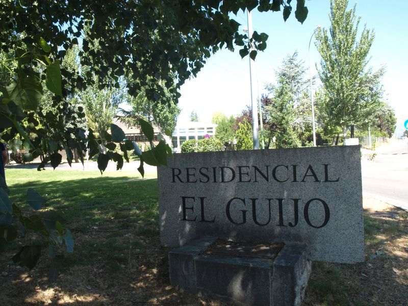 Vista exterior de Casa adosada en venda en Galapagar amb Calefacció, Jardí privat i Terrassa