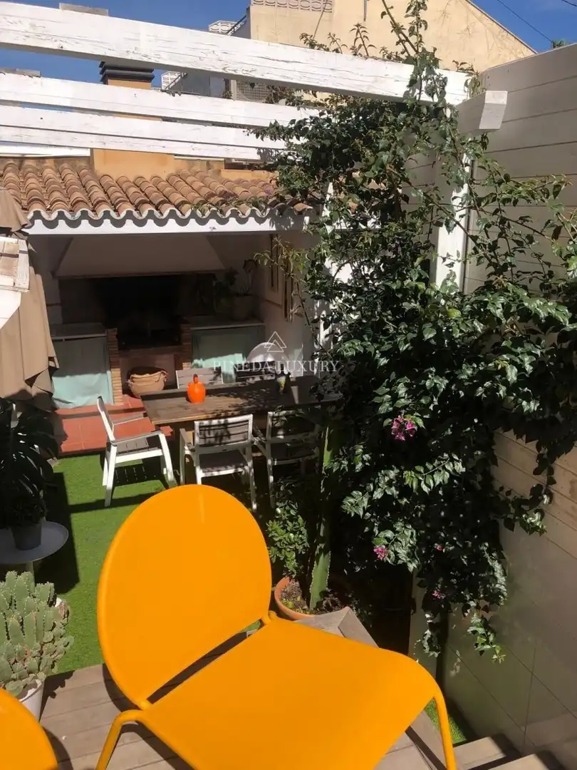 Terrasse von Einfamilien-Reihenhaus zum Verkauf in Valencia mit Terrasse, Schwimmbad und Möbliert