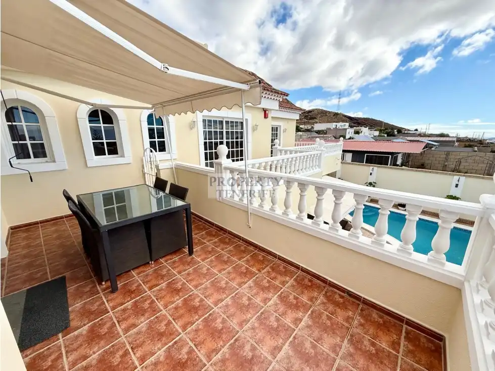 Vista exterior de Casa o chalet en venta en Arona con Terraza, Piscina y Amueblado