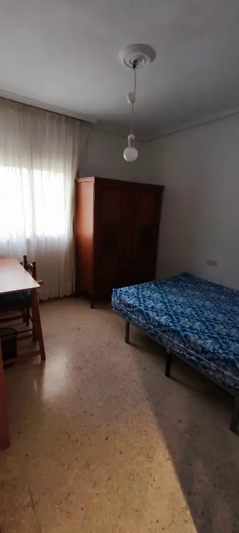 Dormitori de Pis de lloguer en Córdoba amb Aire condicionat, Terrassa i Moblat