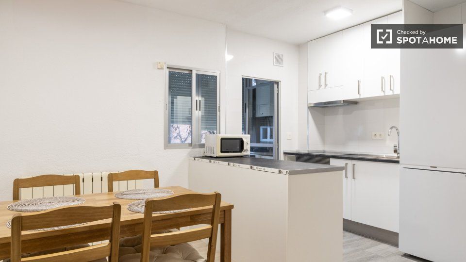 Kitchen of Flat to rent in  Madrid Capital  with Air Conditioner, Heating and Furnished