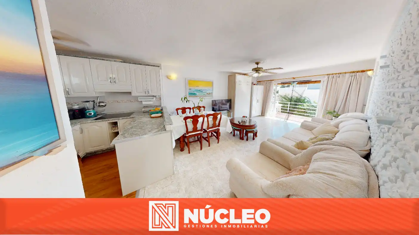 Wohnzimmer von Wohnung zum Verkauf in Benalmádena mit Klimaanlage, Privatgarten und Terrasse