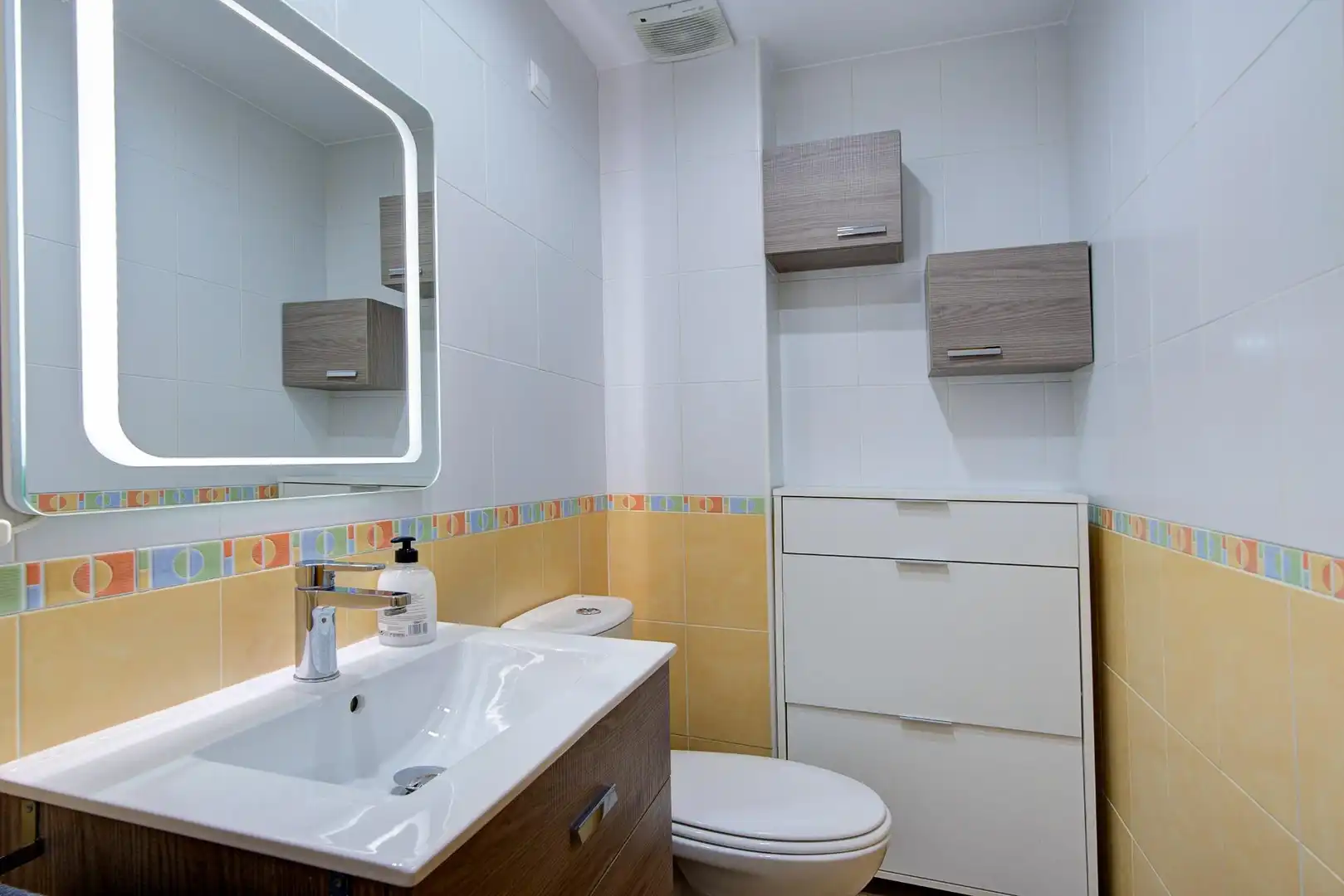 Bathroom of Flat for sale in Atarfe  with Air Conditioner, Terrace and Furnished