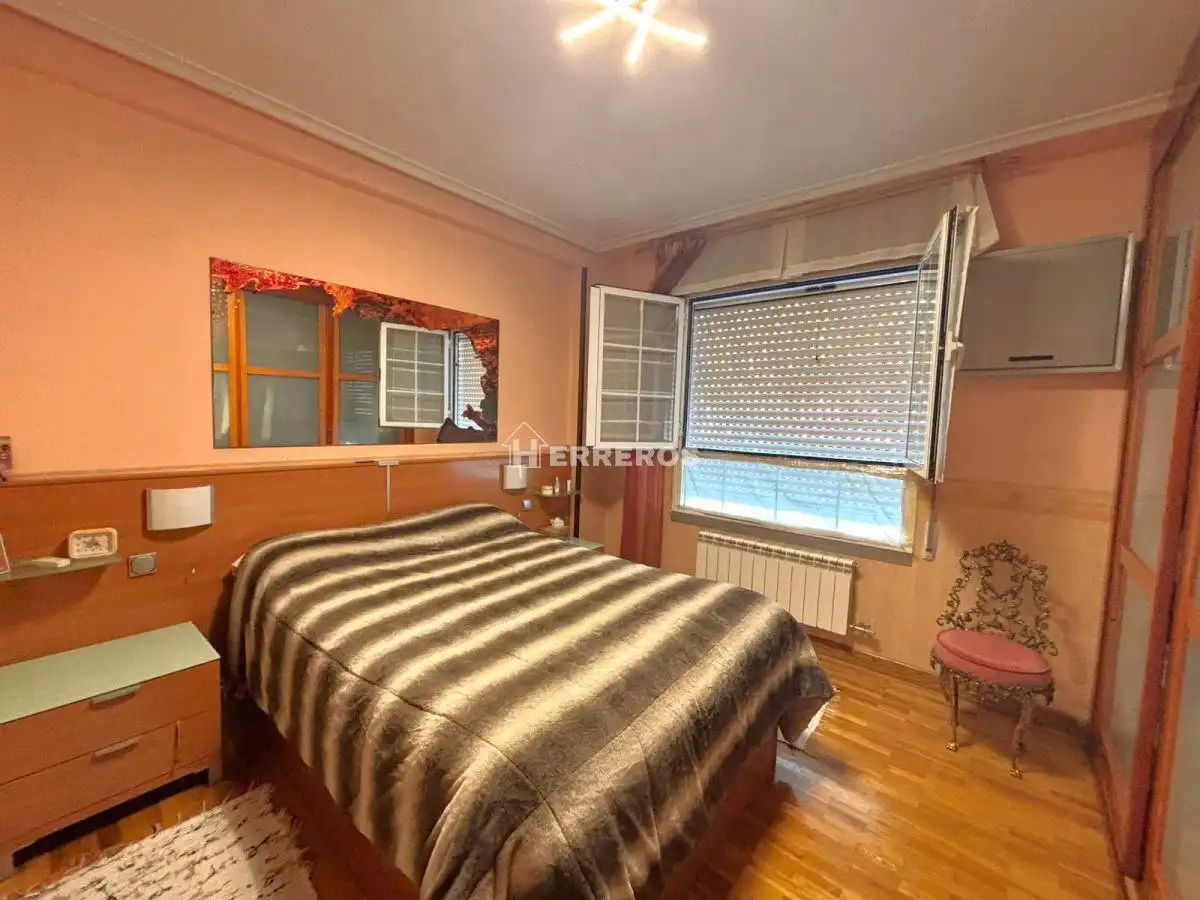 Dormitori de Casa adosada en venda en Villamediana de Iregua amb Aire condicionat, Calefacció i Jardí privat