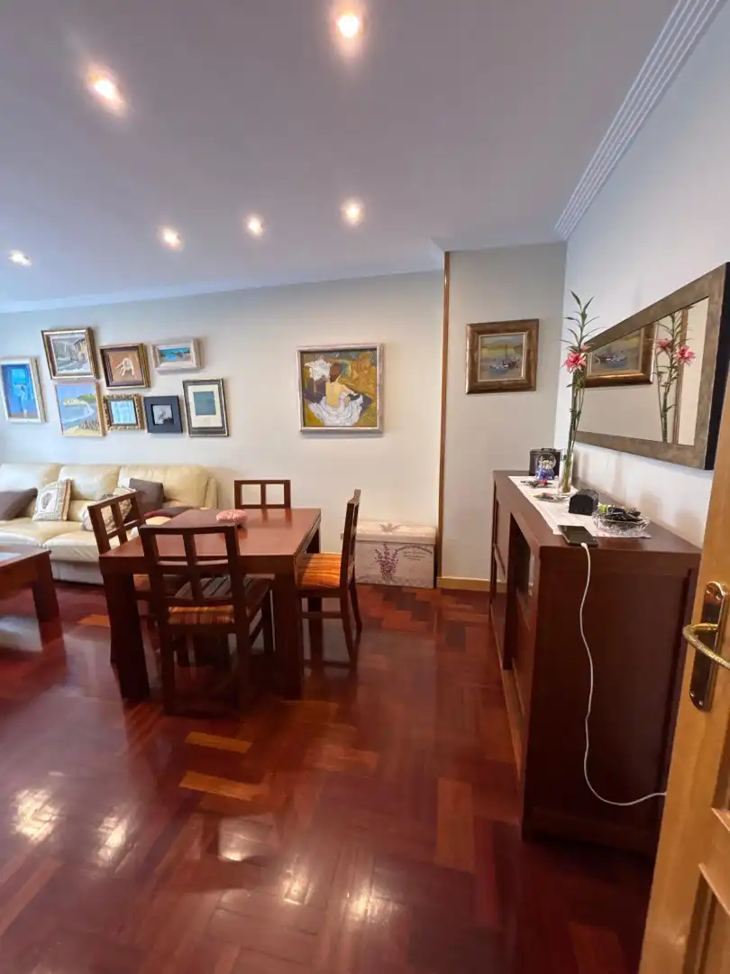 Comedor de Piso en venta en Oviedo  con Calefacción, Parquet y Trastero
