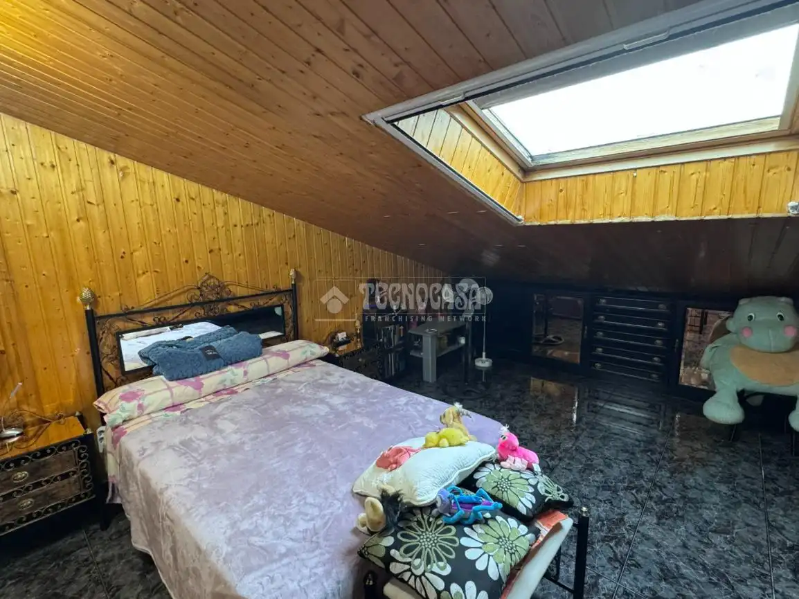 Dormitori de Casa adosada en venda en Villasabariego amb Domòtica i Piscina comunitària