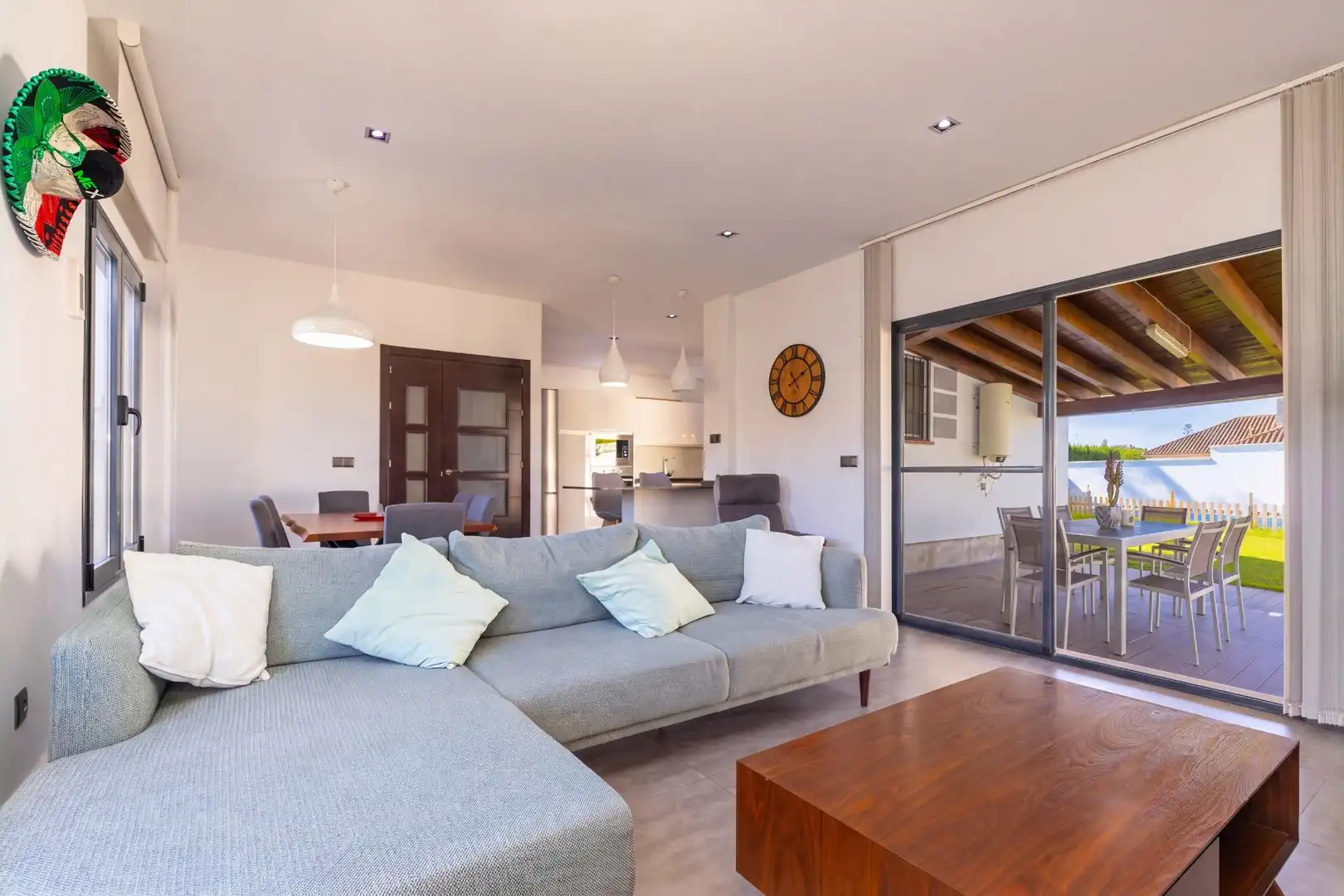 Sala d'estar de Casa o xalet en venda en Montequinto amb Aire condicionat, Calefacció i Jardí privat