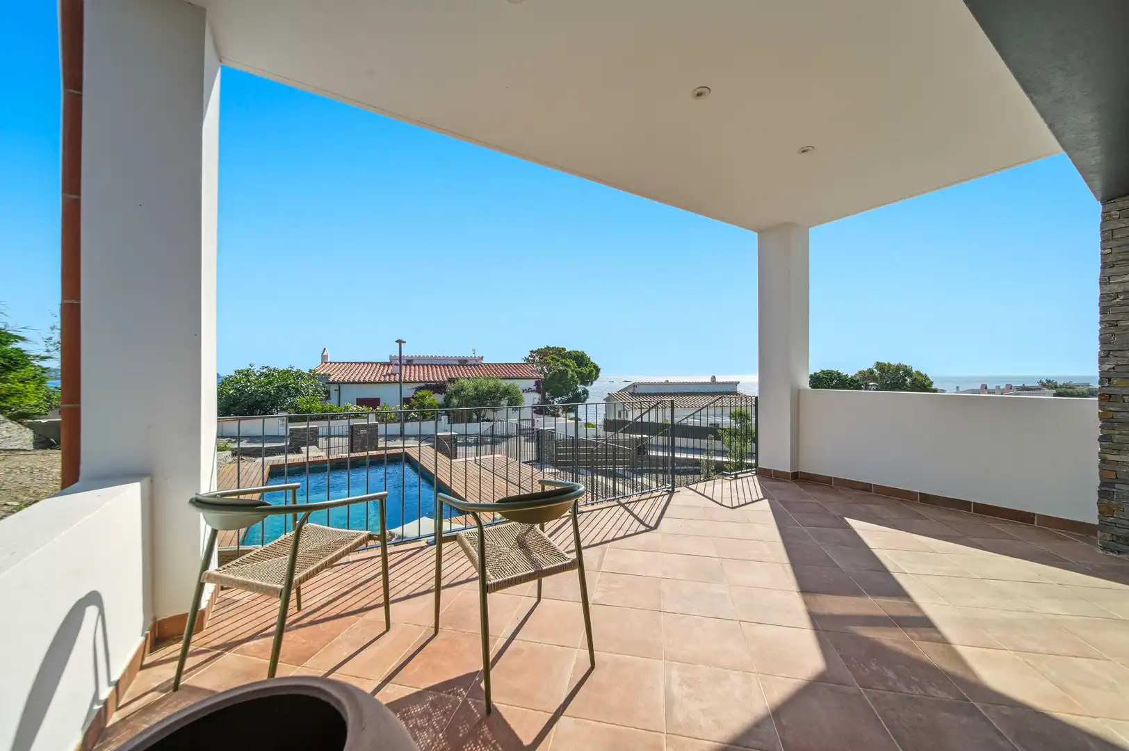 Terrasse von Einfamilien-Reihenhaus zum Verkauf in Cadaqués mit Privatgarten, Terrasse und Schwimmbad