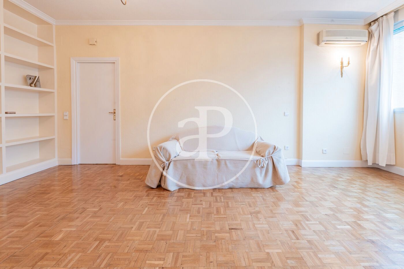 Sala de estar de Piso en venta en  Madrid Capital con Aire acondicionado, Calefacción y Jardín privado