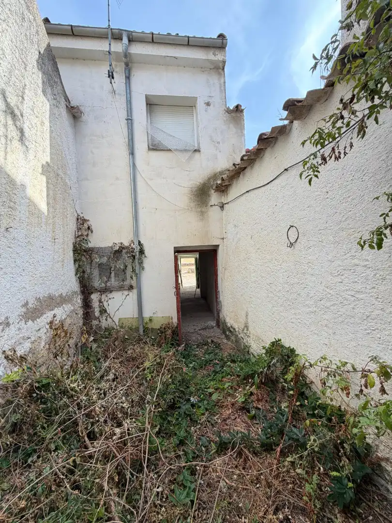Houses for sale in Tiedra  with Storage room and Furnished