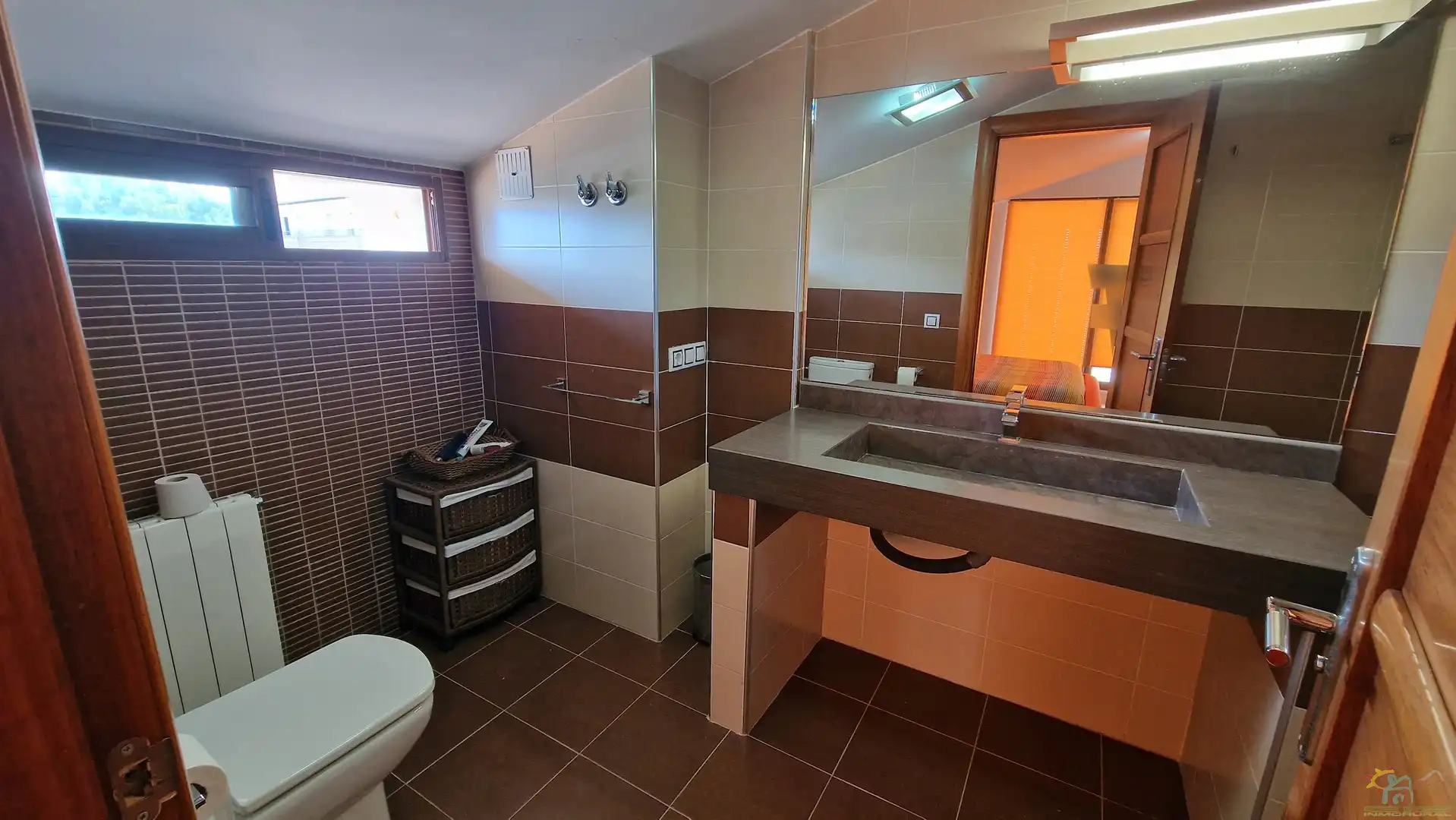 Badezimmer von Einfamilien-Reihenhaus zum Verkauf in Diezma mit Klimaanlage, Heizung und Privatgarten