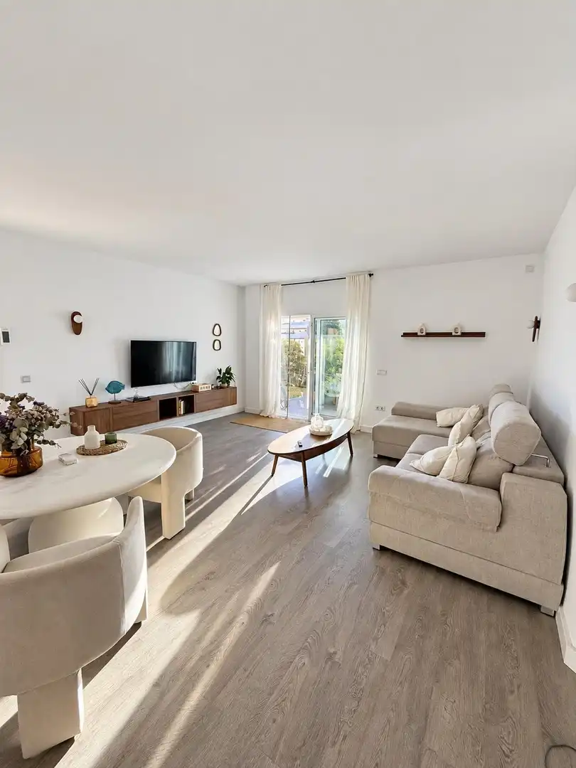 Sala de estar de Piso en venta en Fuengirola con Aire acondicionado, Jardín privado y Terraza