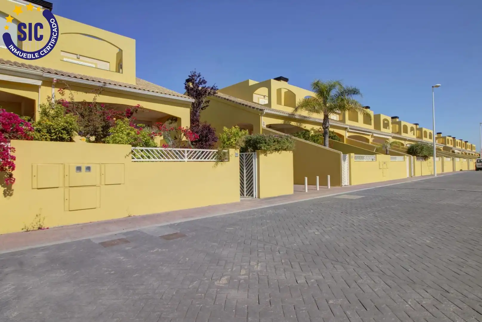 Vista exterior de Casa adosada en venda en Sagunto / Sagunt amb Aire condicionat, Calefacció i Jardí privat