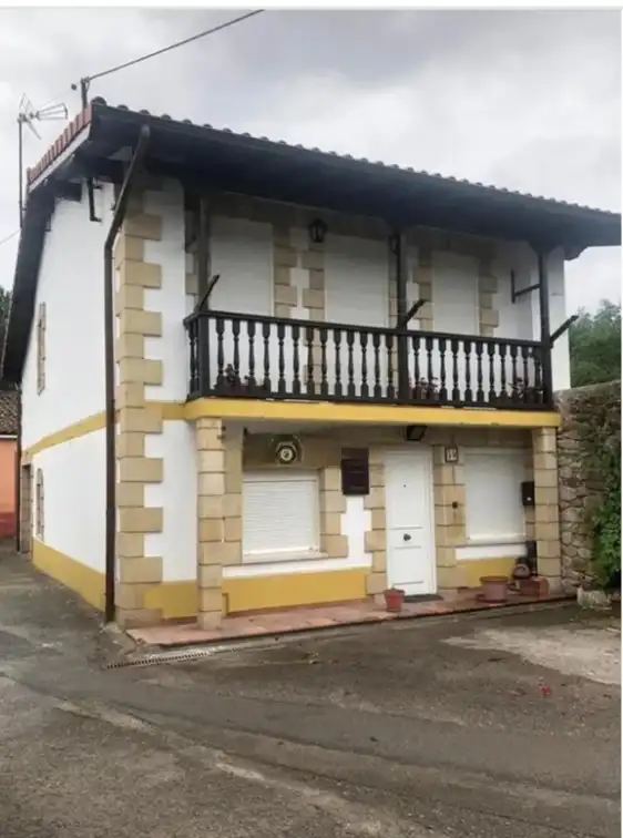 Vista exterior de Casa o xalet en venda en Arenas de Iguña amb Calefacció, Traster i Moblat
