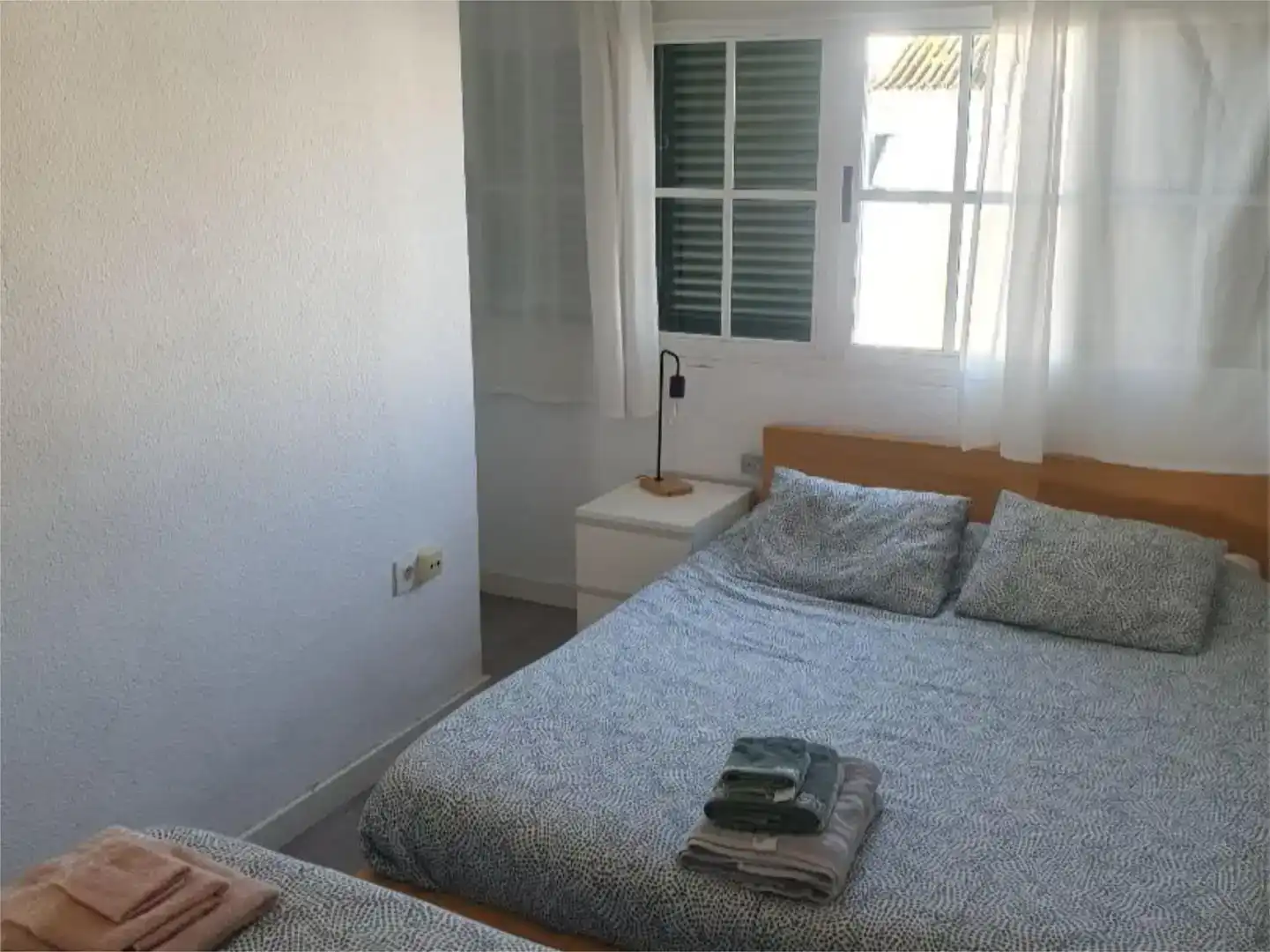 Dormitori de Casa adosada en venda en Tomares amb Aire condicionat i Piscina