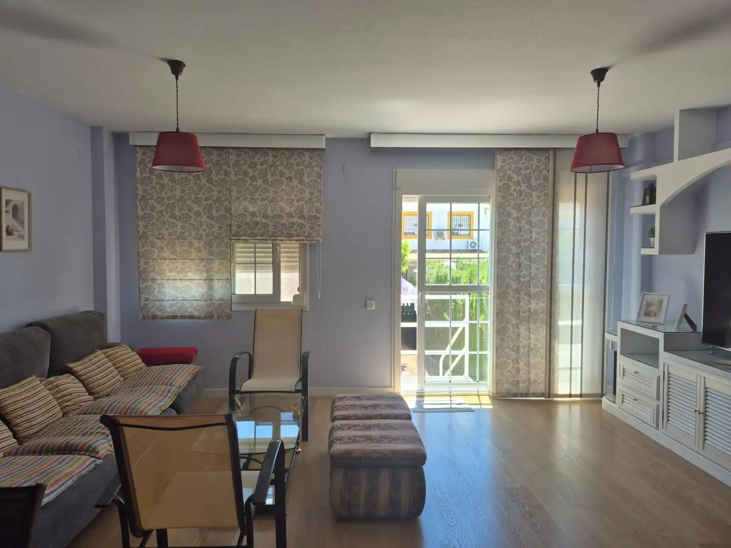 Sala de estar de Casa adosada de alquiler en Dos Hermanas con Aire acondicionado, Calefacción y Jardín privado