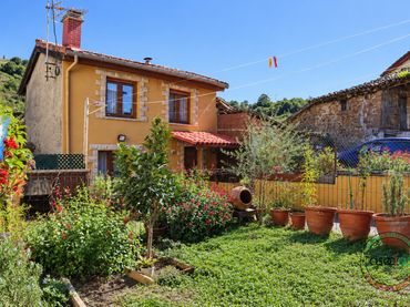 Casa amb balcó en venda a Sama - CS PIECES,LES 6
