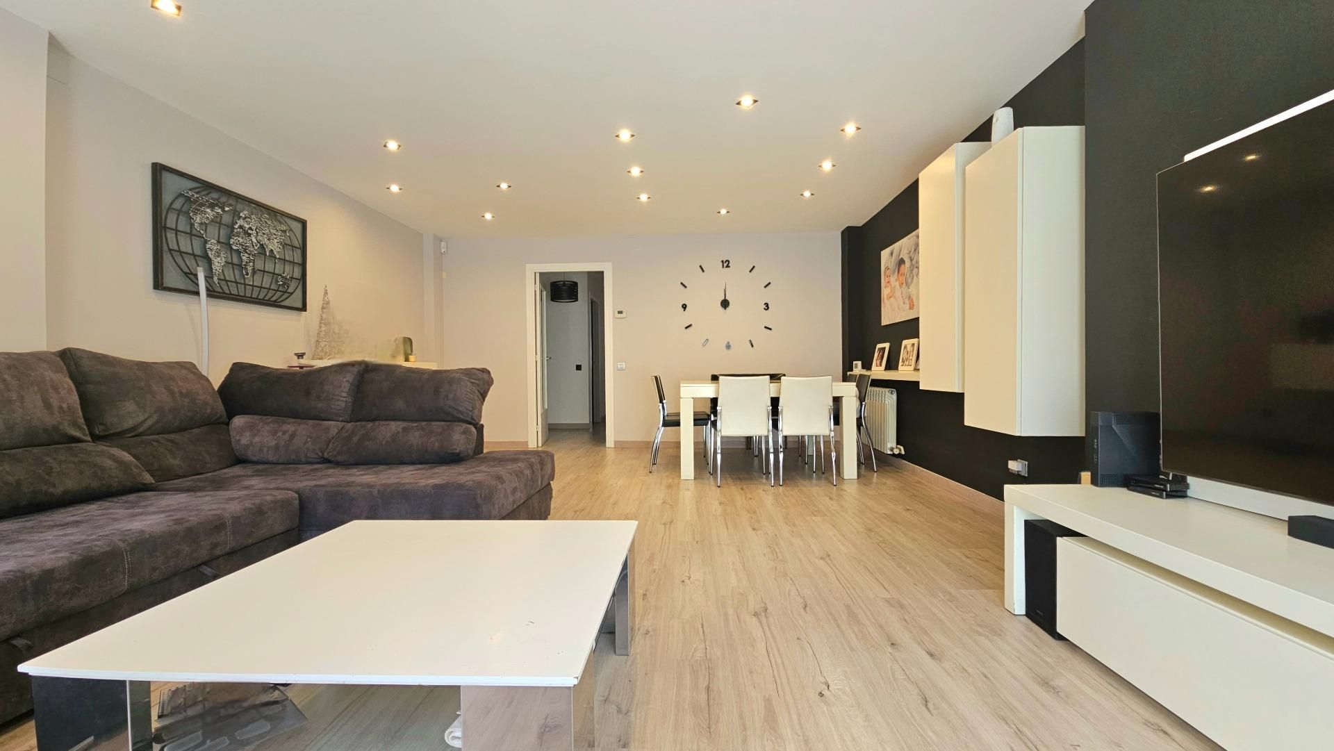 Sala d'estar de Casa adosada en venda en Sant Andreu de la Barca amb Calefacció, Terrassa i Traster