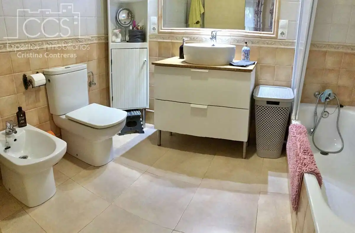 Bany de Casa o xalet en venda en Sevilla amb Aire condicionat, Traster i Piscina
