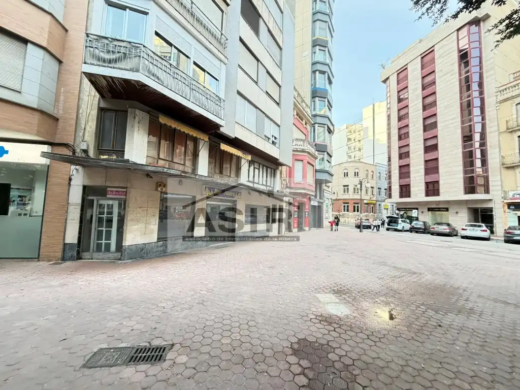 Vista exterior de Local de alquiler en Alzira