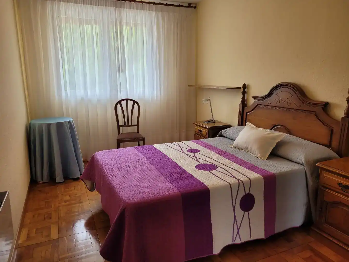 Dormitori de Pis en venda en Valdáliga amb Parquet, Moblat i Balcó