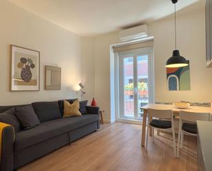 Sala d'estar de Apartament de lloguer en  Madrid Capital amb Aire condicionat, Calefacció i Balcó