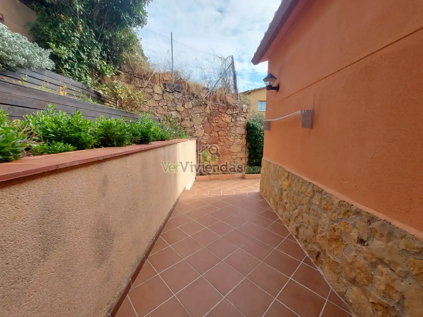 Vista exterior de Casa o xalet en venda en Corbera de Llobregat amb Aire condicionat, Calefacció i Jardí privat