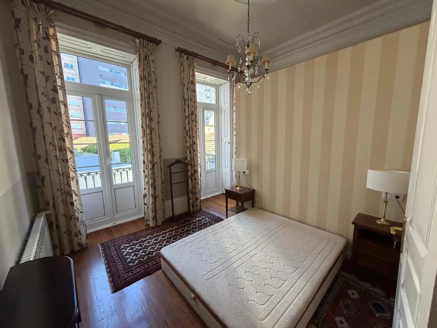 Schlafzimmer von Wohnung zur Miete in Vigo  mit Heizung, Parkett und Möbliert